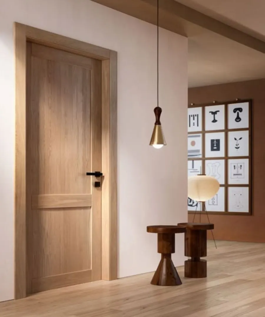 Puerta de madera en un recibidor