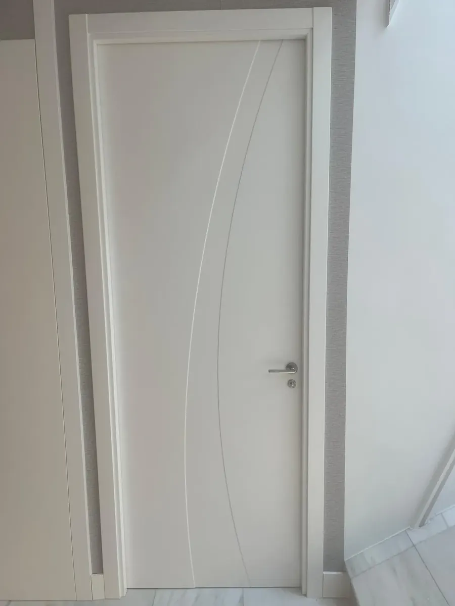 Puerta lacada en blanco con fresado curvo