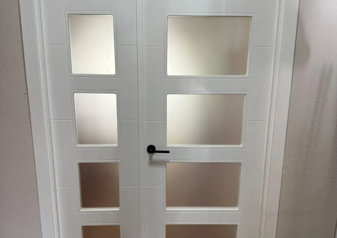 Puerta doble lacada con cristaleras
